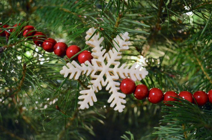 christmas tree snowflake garland